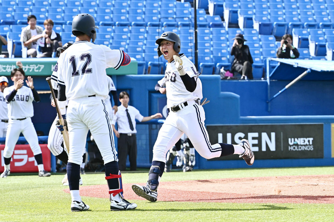 亜大対中大　2回裏中大1死二塁、橋本（右）は2点適時三塁打を放ち敵失で生還する（撮影・滝沢徹郎）