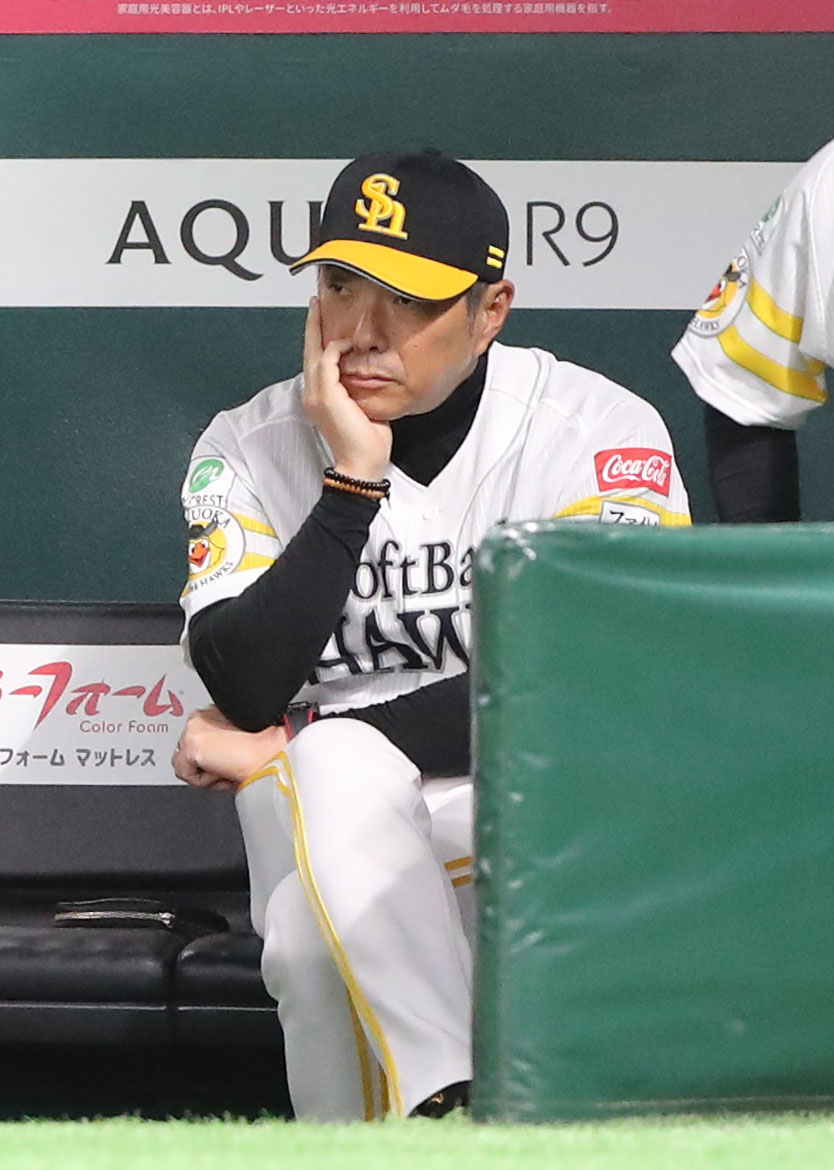 ソフトバンク対ロッテ　厳しい表情の小久保監督（撮影・鬼束羽瑠菜）