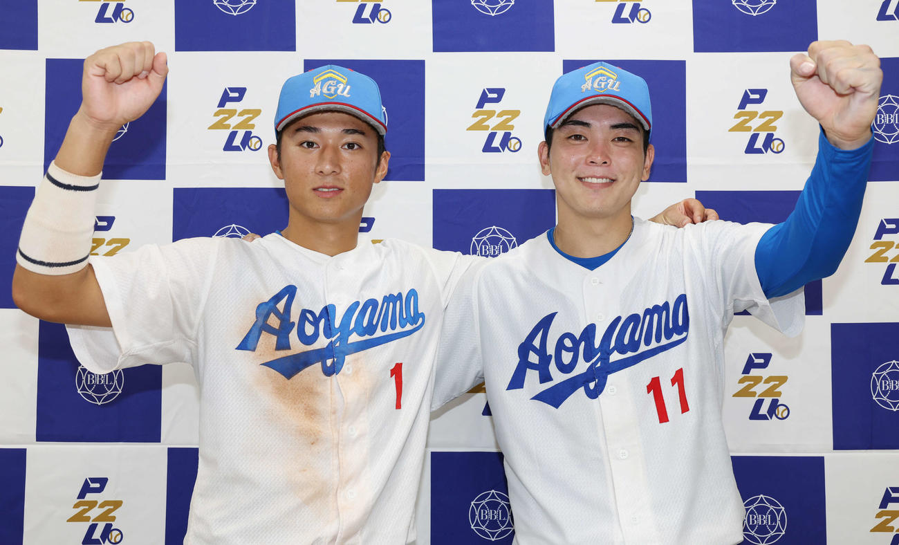 東農大対青学大　勝利し笑顔でガッツポーズする青学大・佐々木（左）と中西（撮影・宮地輝）