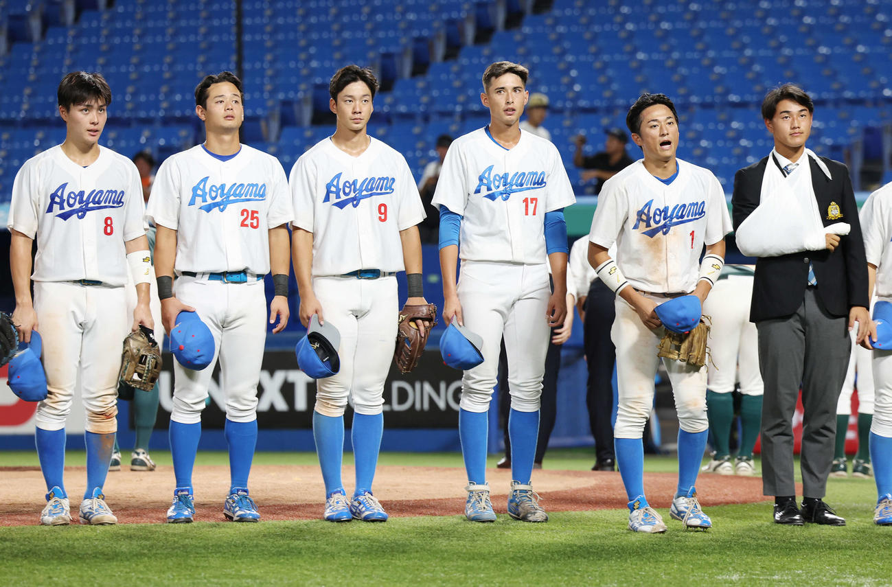 東農大対青学大　勝利しスタンドにあいさつする青学大・西川（右端）と佐々木（同2人目）ら（撮影・宮地輝）