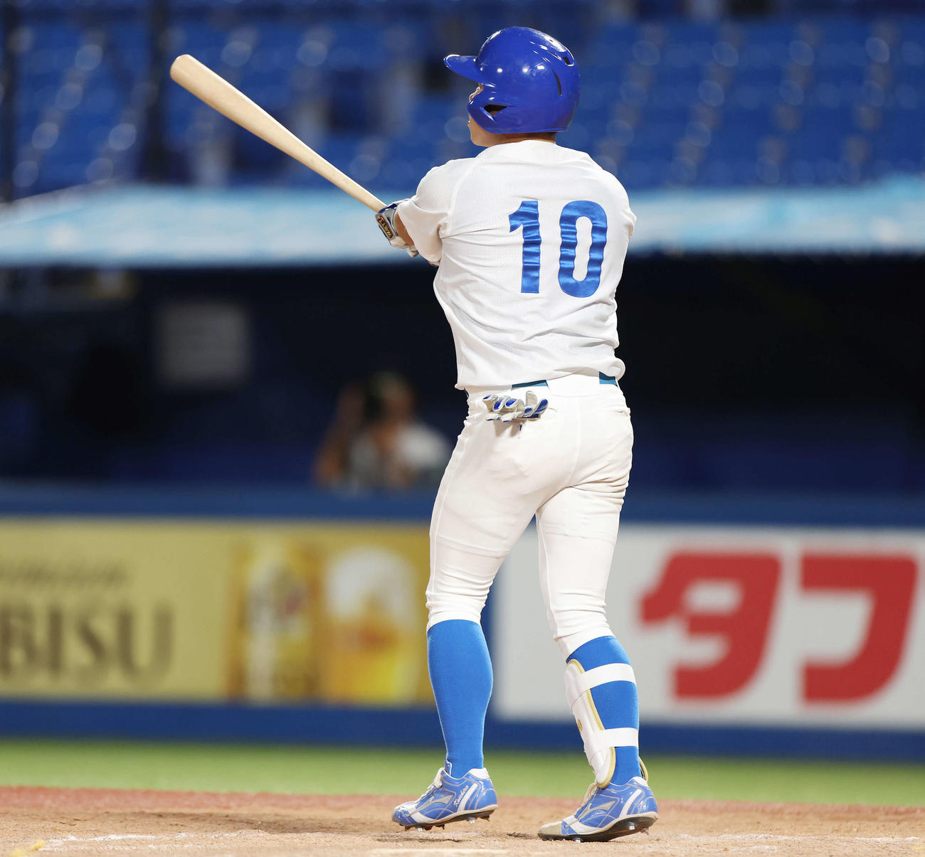 東農大対青学大　8回裏青学大2死一塁、右越え2点本塁打を放つ小田（撮影・宮地輝）