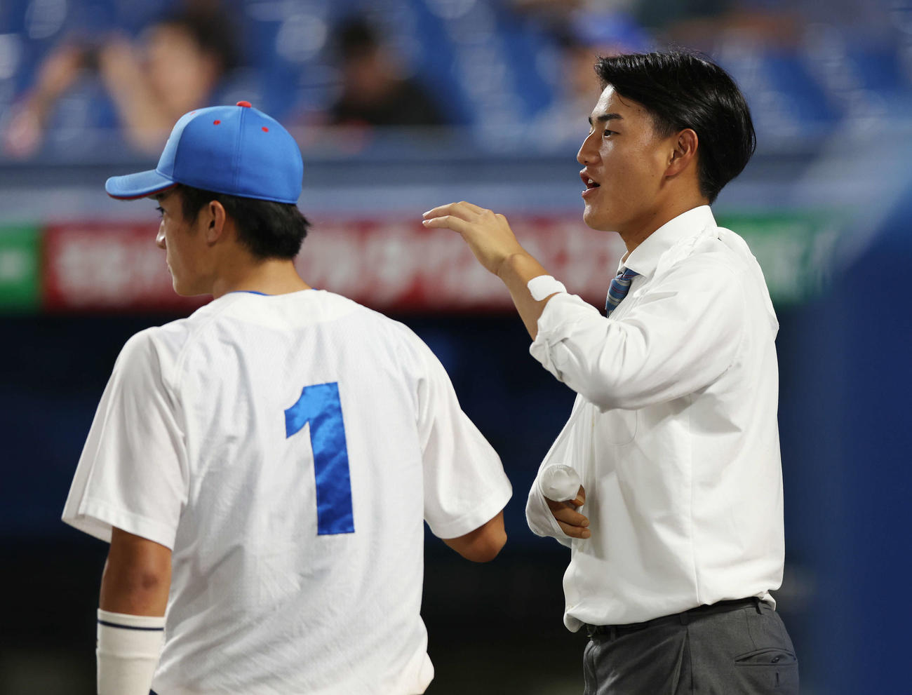東農大対青学大　8回表を無失点に抑えた青学大・佐々木（左）らを迎える西川（撮影・宮地輝）