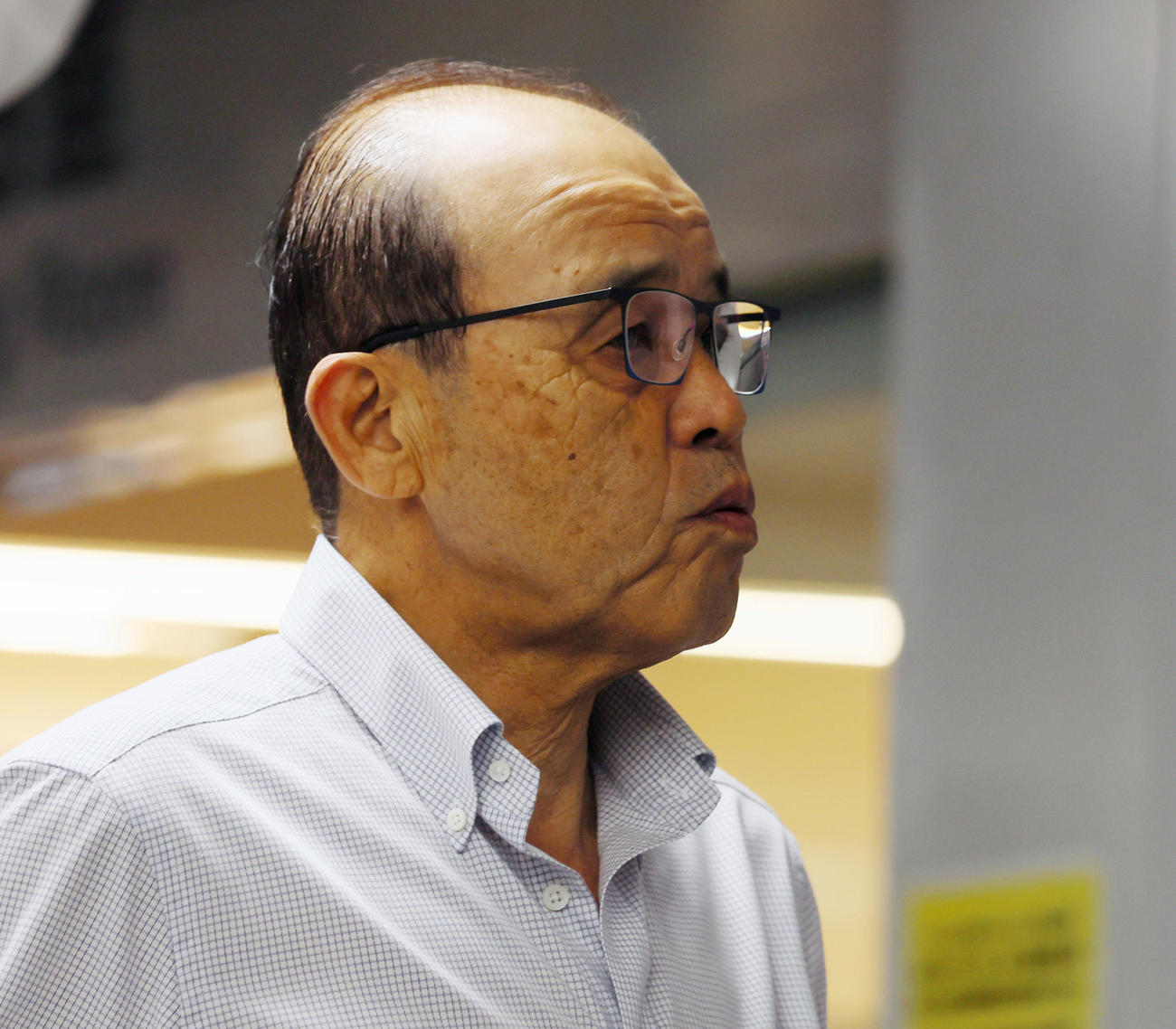 新幹線で帰阪する岡田監督（撮影・加藤哉）