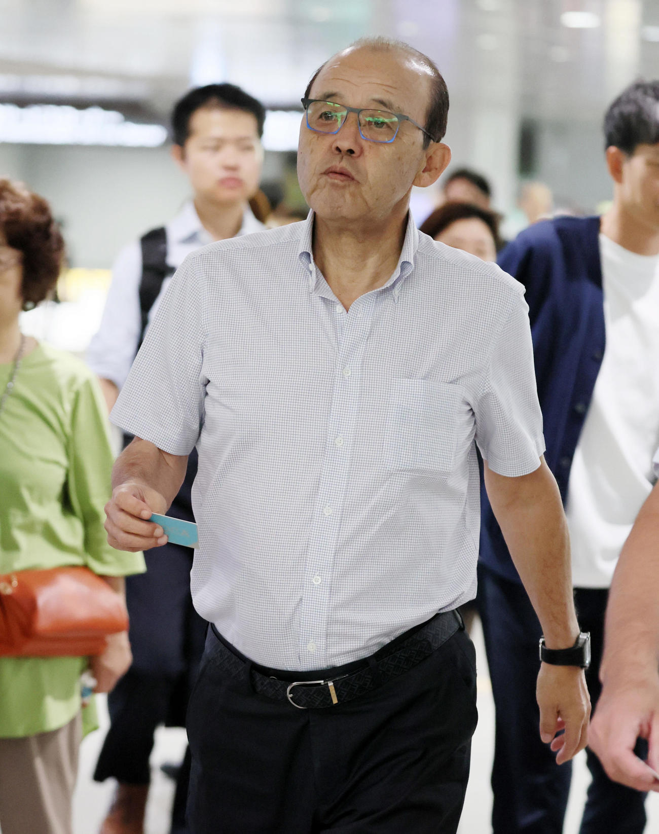 新幹線で帰阪する岡田監督（撮影・加藤哉）