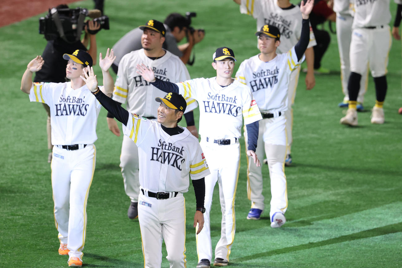 ソフトバンク対ロッテ　ファンに手を振りながら場内一周する小久保監督（撮影・梅根麻紀）