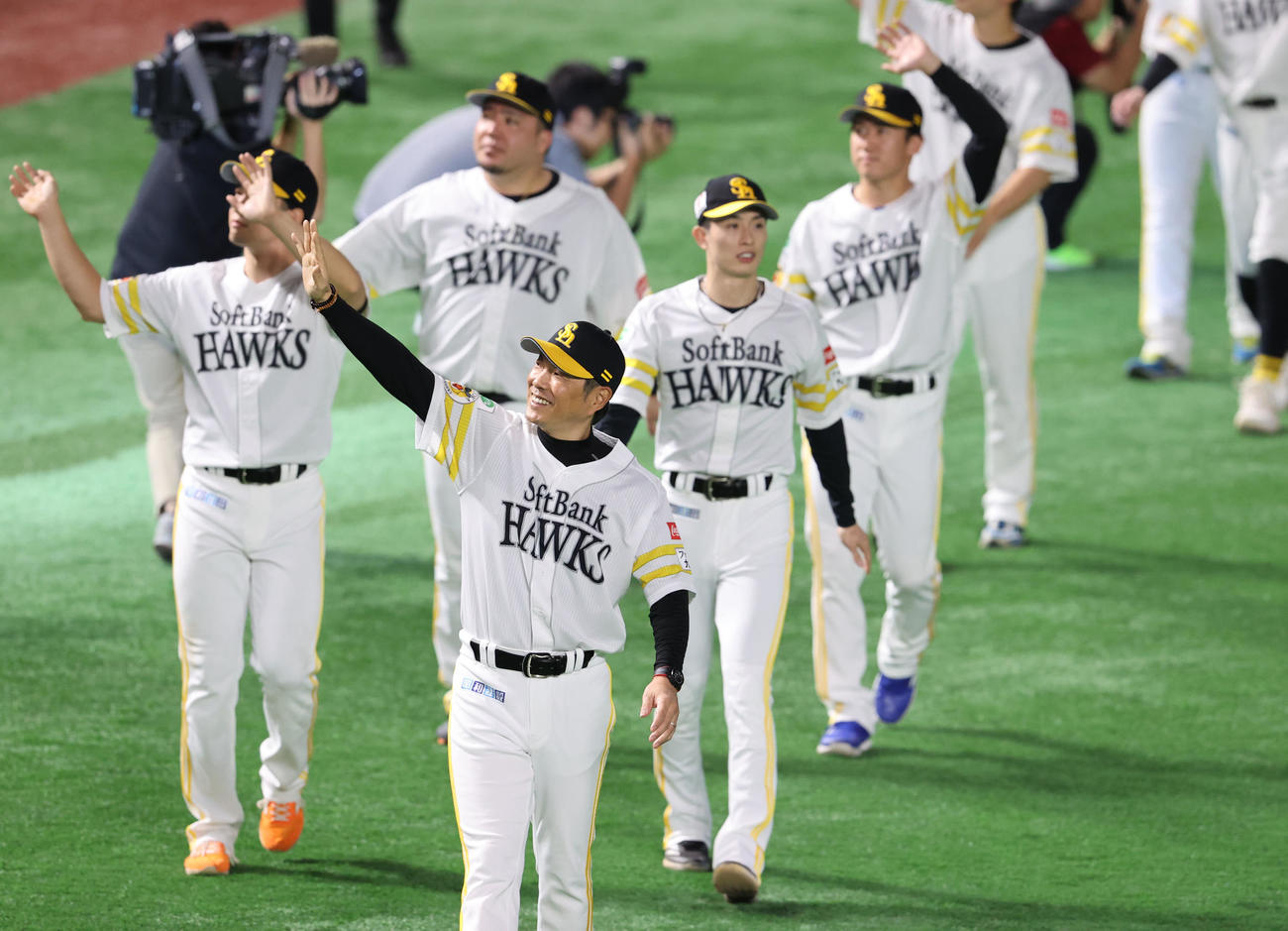 ソフトバンク対ロッテ　ファンに手を振りながら場内一周する小久保監督（撮影・梅根麻紀）