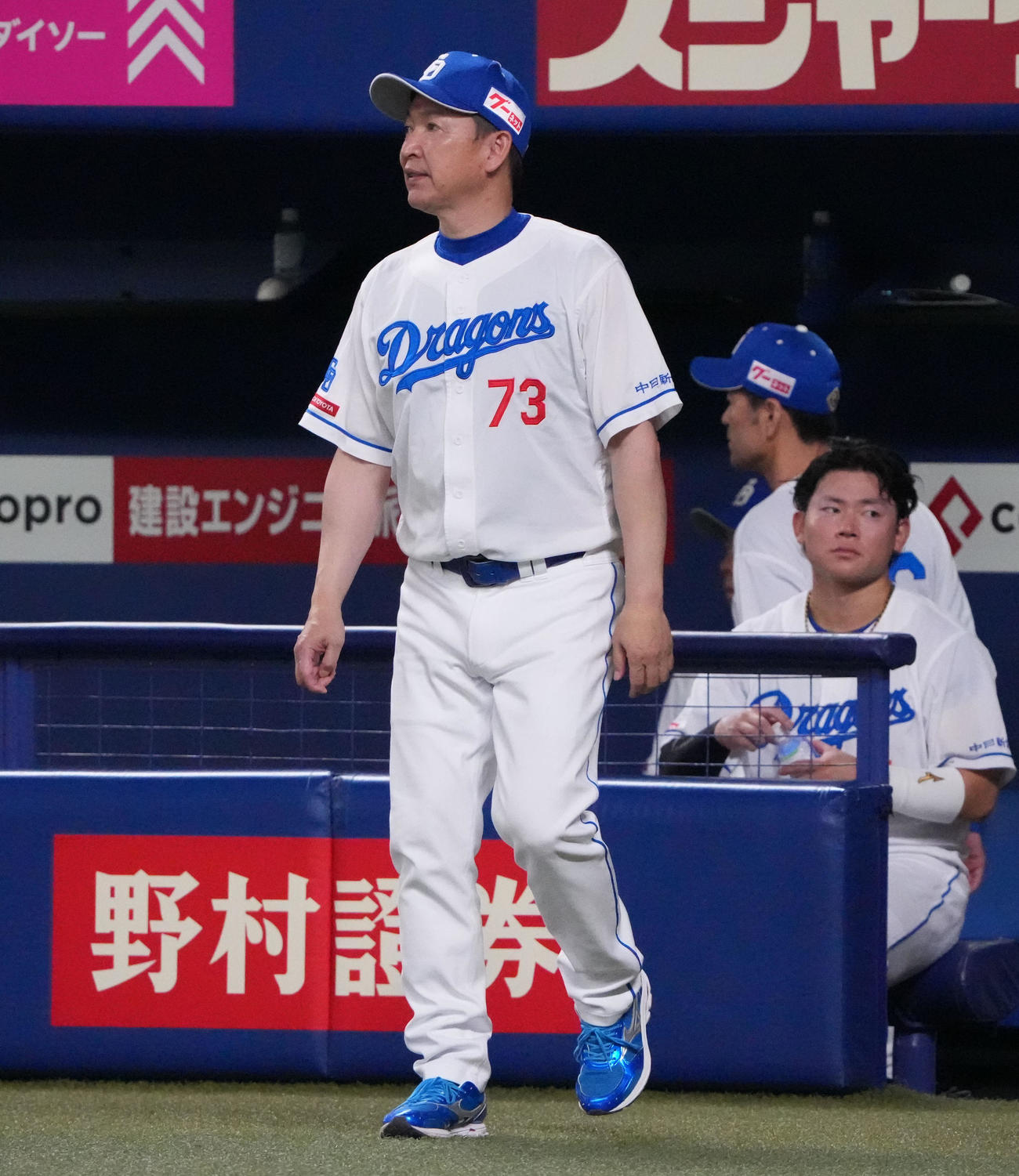 中日対DeNA 8回終了、選手交代を告げる立浪監督（左）（撮影・森本幸一）