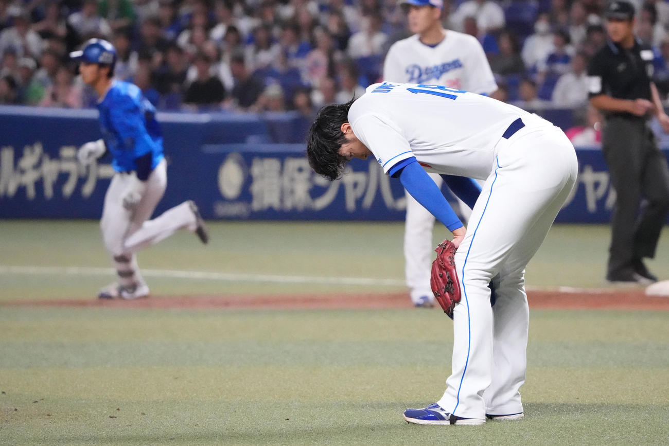 中日対DeNA 5回表DeNA2死三塁、梶原に左適時打を打たれがっくりの梅津（右）（撮影・森本幸一）