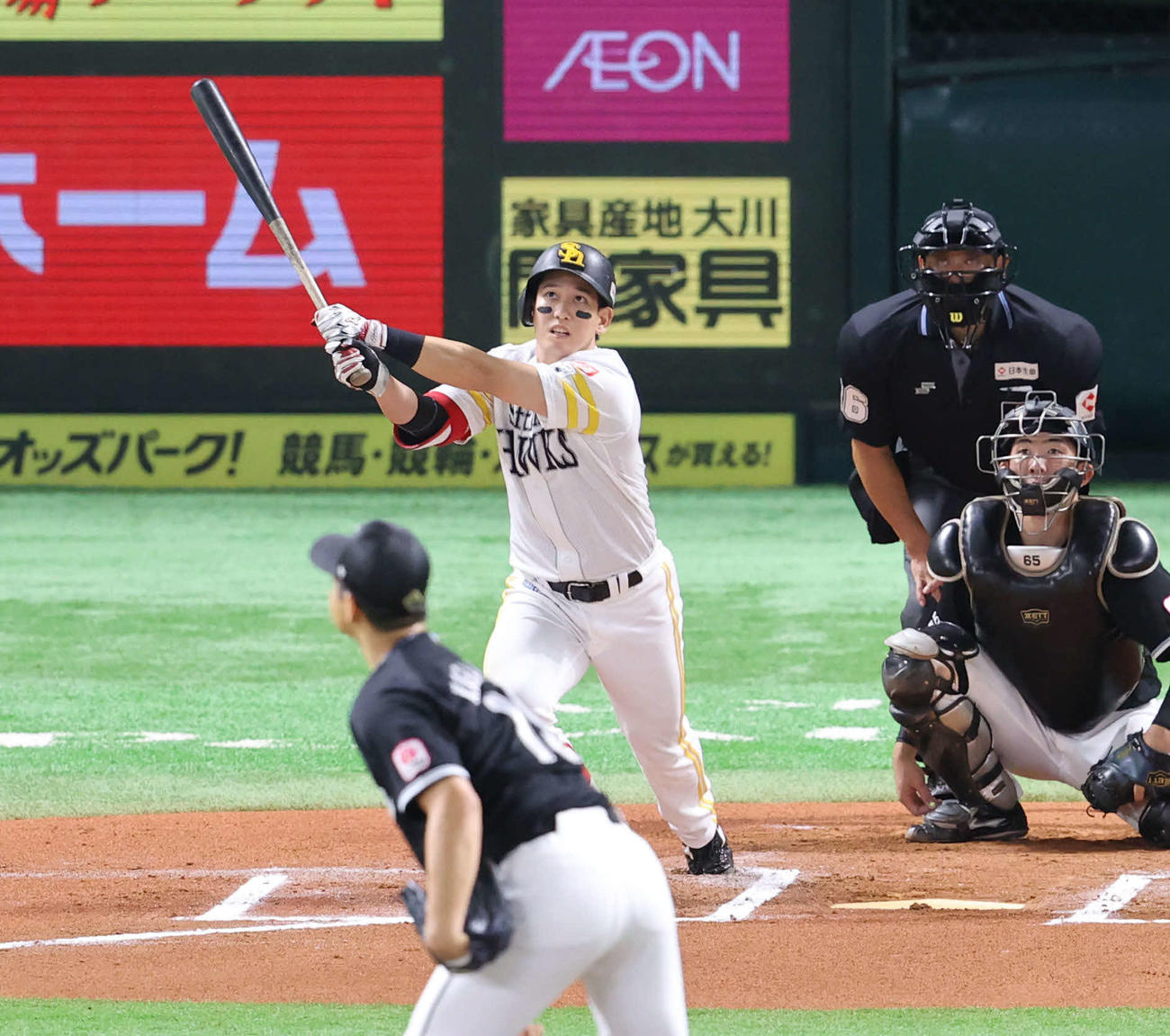 ソフトバンク対ロッテ　6回裏ソフトバンク無死、右中間に先制本塁打を放つ栗原（撮影・梅根麻紀）