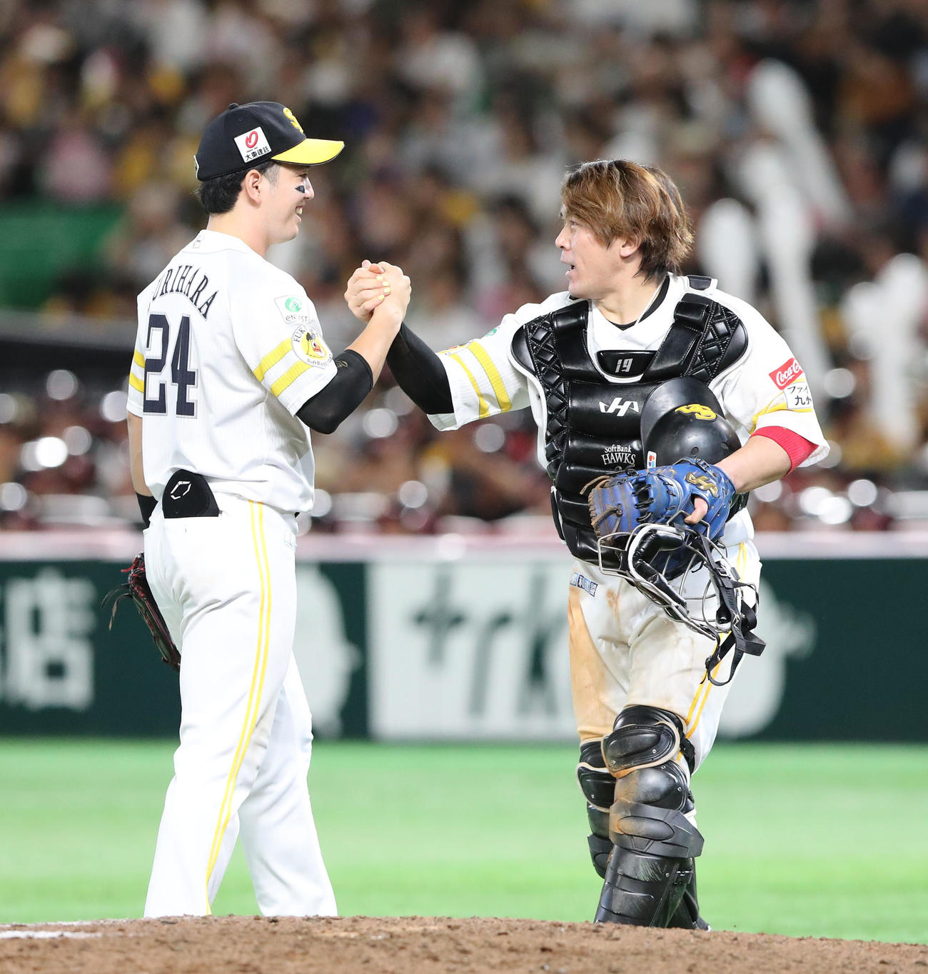 ソフトバンク対ロッテ　ロッテに勝利し力強い握手をする栗原（左）と甲斐（撮影・鬼束羽瑠菜）