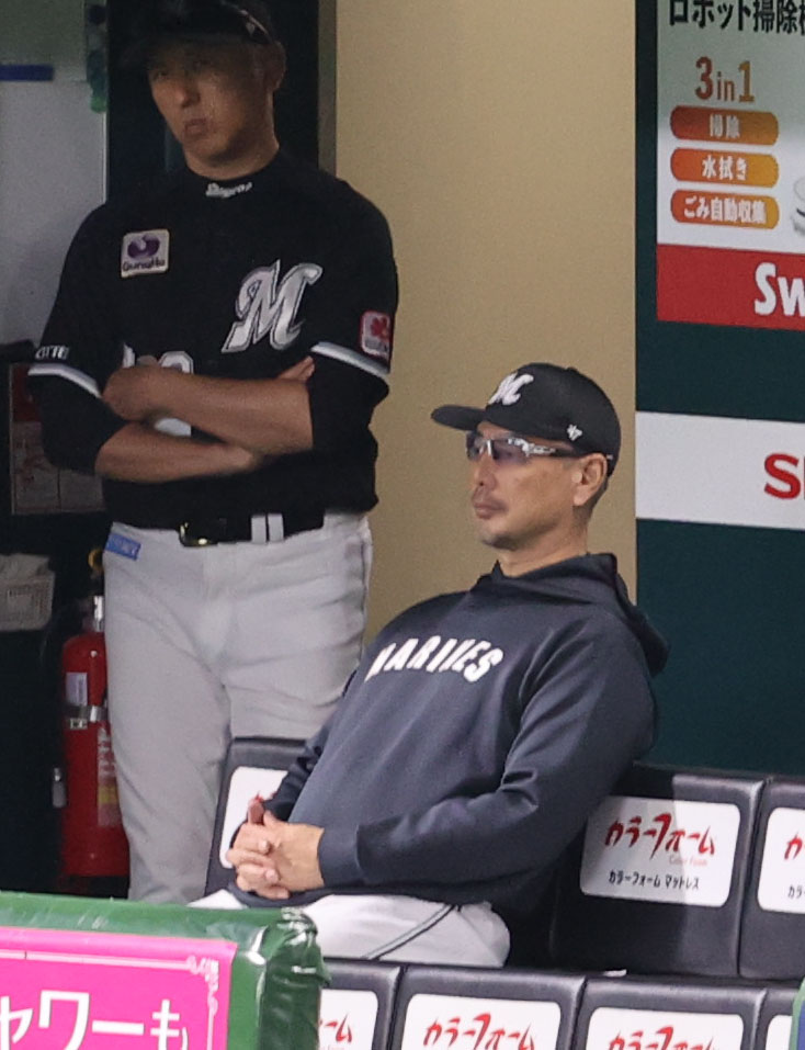 ソフトバンク対ロッテ　ベンチから試合を見る吉井監督（撮影・梅根麻紀）
