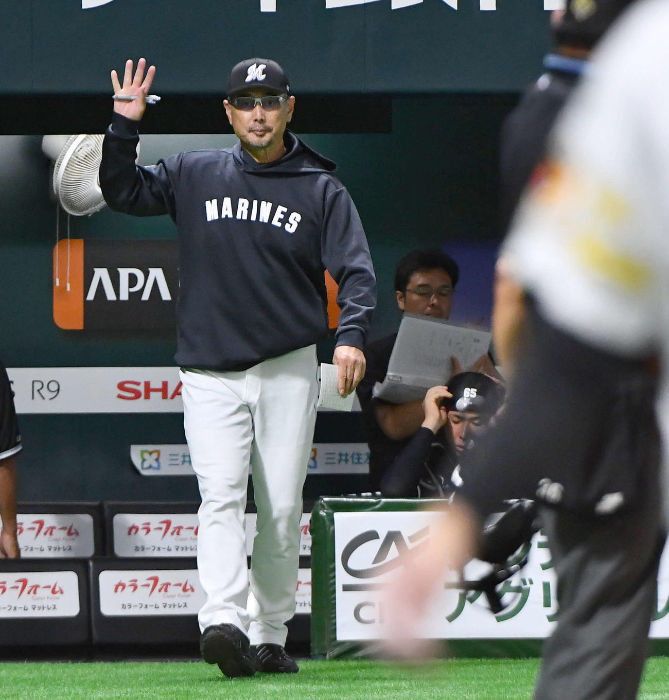 ソフトバンク対ロッテ　6回表の攻撃を終え、投手の交代に向かう吉井監督（撮影・岩下翔太）