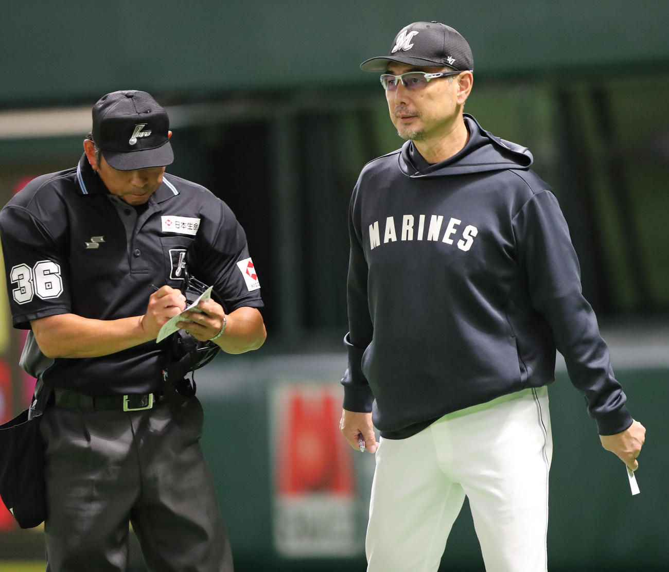 ソフトバンク対ロッテ　選手交代をつげる吉井監督（撮影・鬼束羽瑠菜）