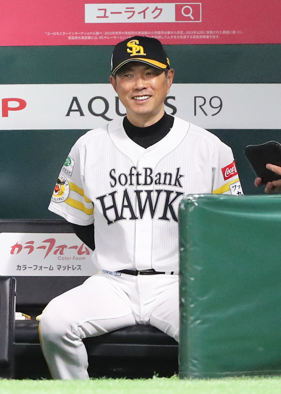 ソフトバンク対ロッテ　8回表ロッテ1死、友杉の三ゴロに対してのリクエスト中、笑顔をみせる小久保監督（撮影・鬼束羽瑠菜）