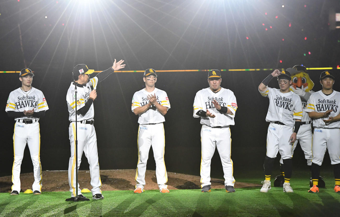 試合後に行われた今季最終戦セレモニーで、牧原大（右から2人目）の第2子誕生を祝福する小久保監督（撮影・岩下翔太）