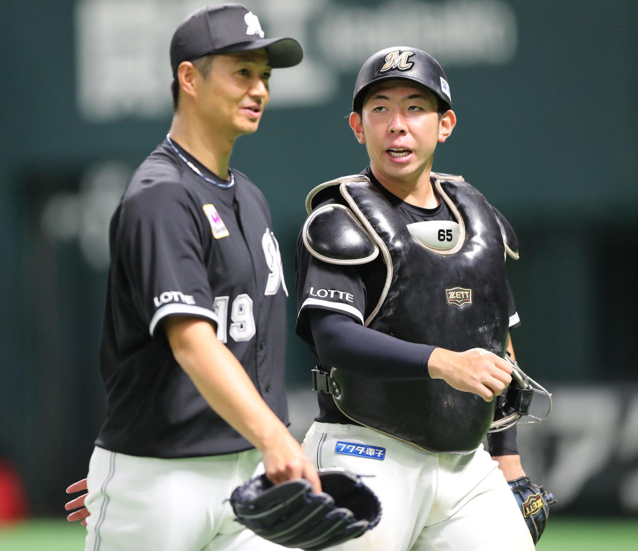 ソフトバンク対ロッテ　7回裏ソフトバンク2死二塁、柳田を二ゴロに抑えベンチに戻る唐川（左）と寺地（撮影・鬼束羽瑠菜）