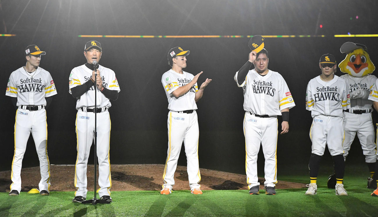 試合後、今季最終戦セレモニーで山川（右から2人目）の打撃2冠を祝うソフトバンク小久保監督（撮影・岩下翔太）