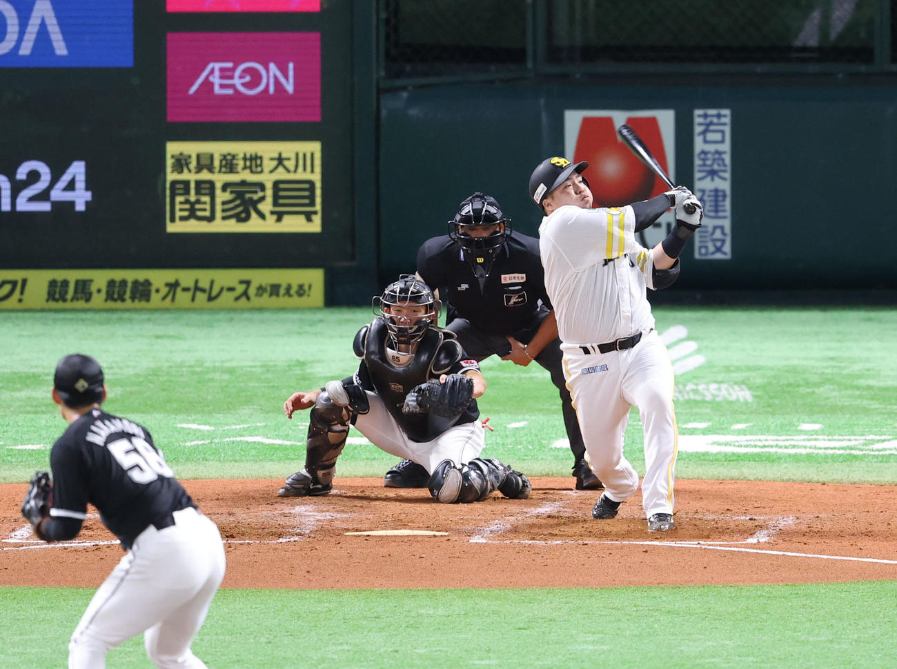 ソフトバンク対ロッテ　3回裏ソフトバンク2死一塁、山川は空振りの三振（撮影・梅根麻紀）