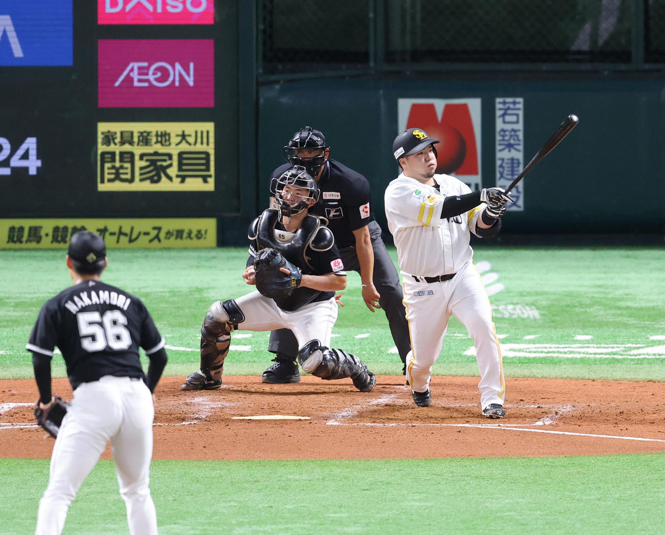 ソフトバンク対ロッテ　3回裏ソフトバンク2死一塁、山川は空振りの三振（撮影・梅根麻紀）