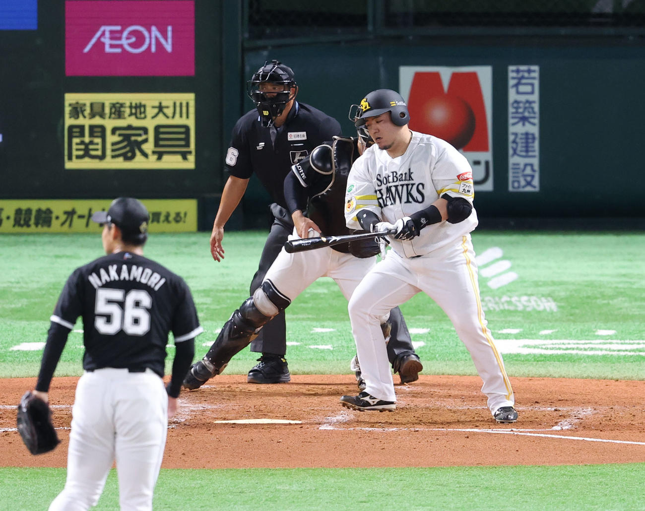 ソフトバンク対ロッテ　3回裏ソフトバンク2死一塁、山川は空振りの三振（撮影・梅根麻紀）