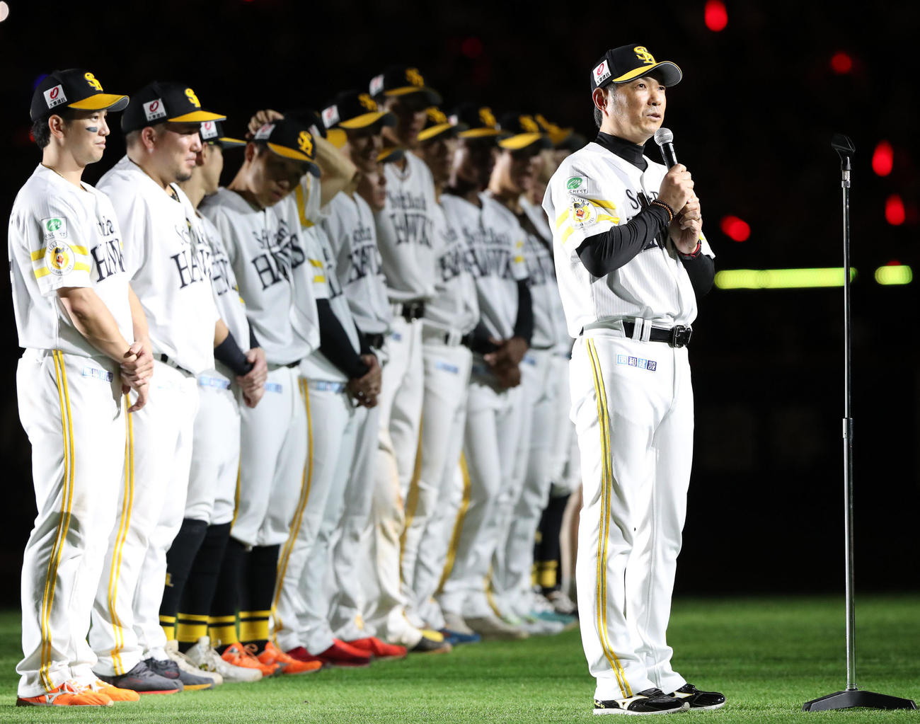 ソフトバンク対ロッテ　今季最終戦の挨拶をする小久保監督（撮影・鬼束羽瑠菜）