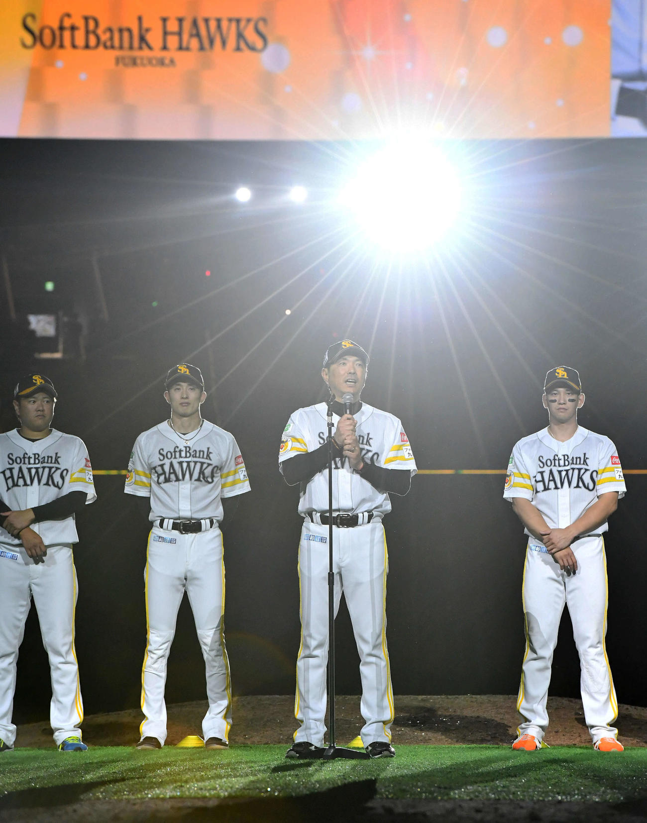 試合後、今季最終戦セレモニーでファンにあいさつするソフトバンク小久保監督（撮影・岩下翔太）
