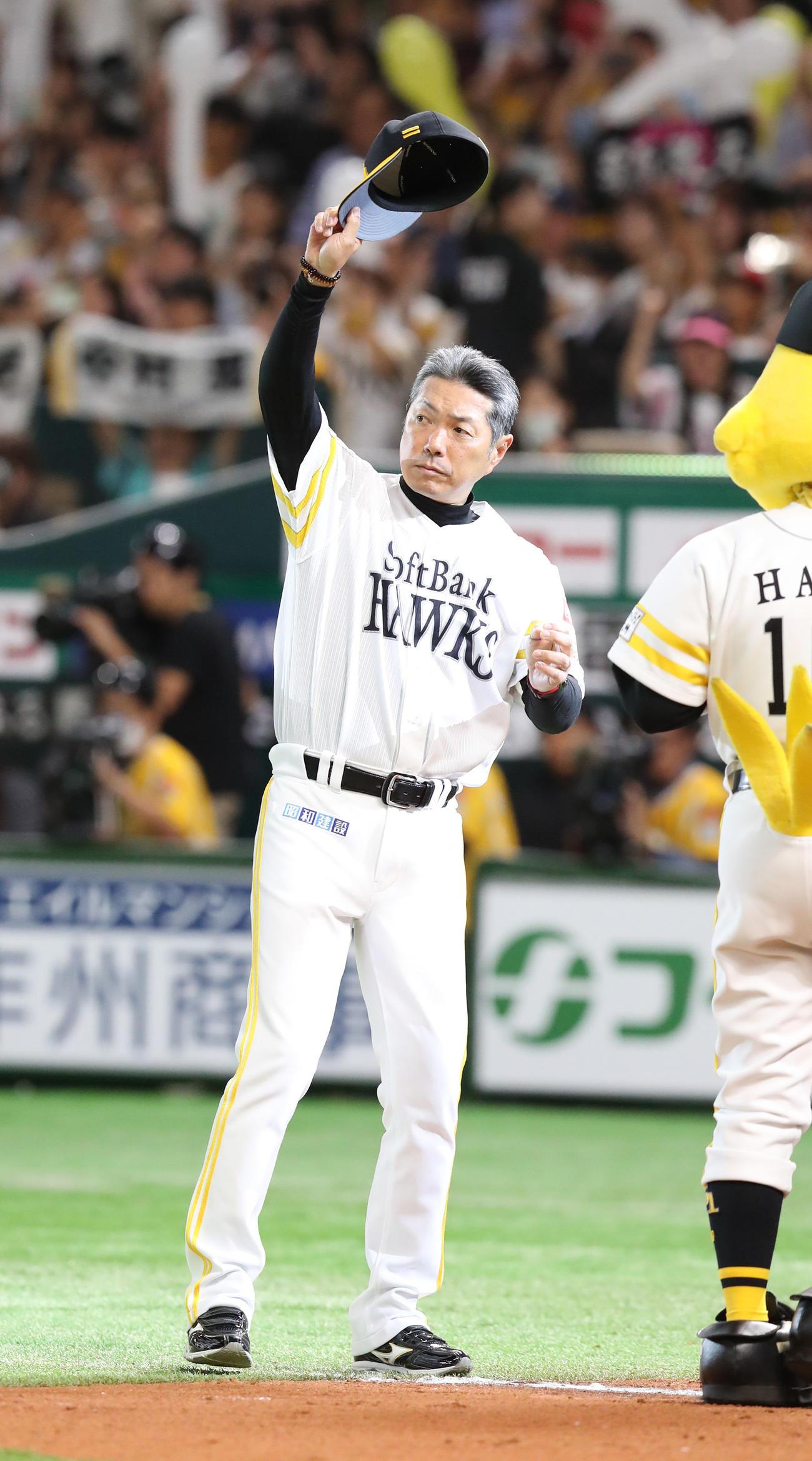 ソフトバンク対ロッテ　ロッテに勝利しファンに挨拶する小久保監督（撮影・鬼束羽瑠菜）