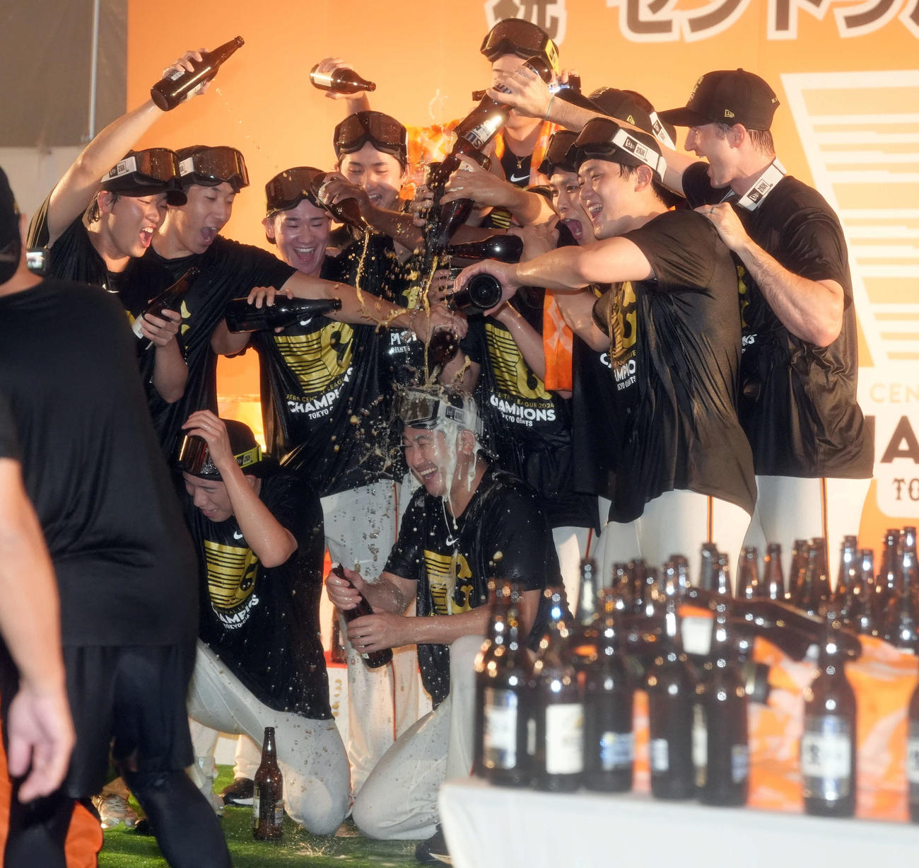 若手投手陣からビールをかけられる巨人のエース菅野（2024年9月28日）