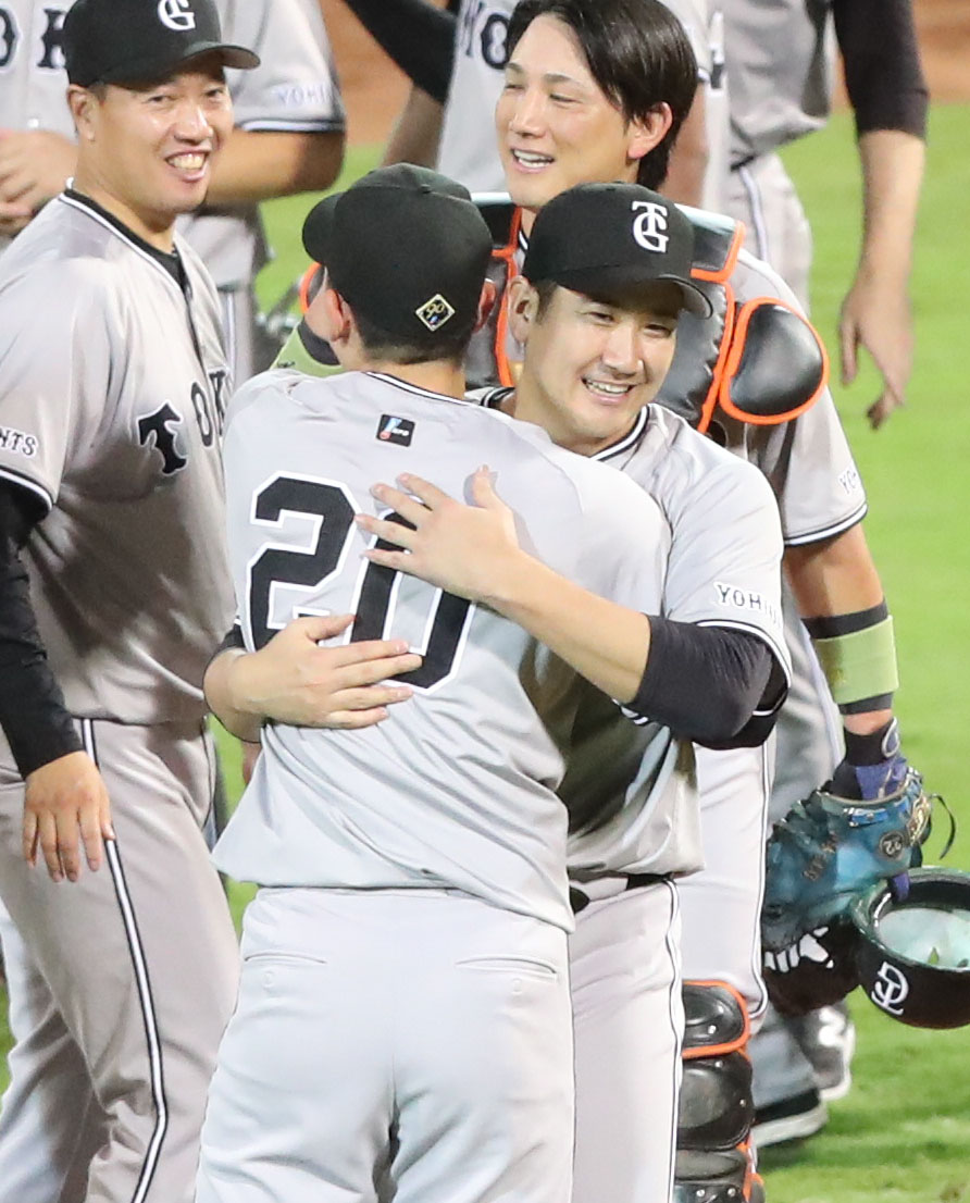 優勝し笑顔の菅野智之（2024年9月29日）