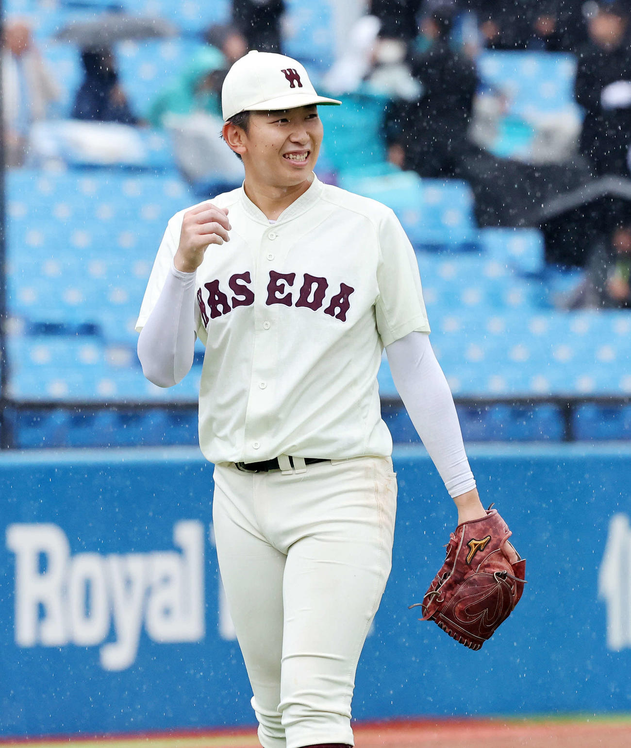 立大対早大　勝利し笑顔を見せる早大・伊藤（撮影・鈴木正人）