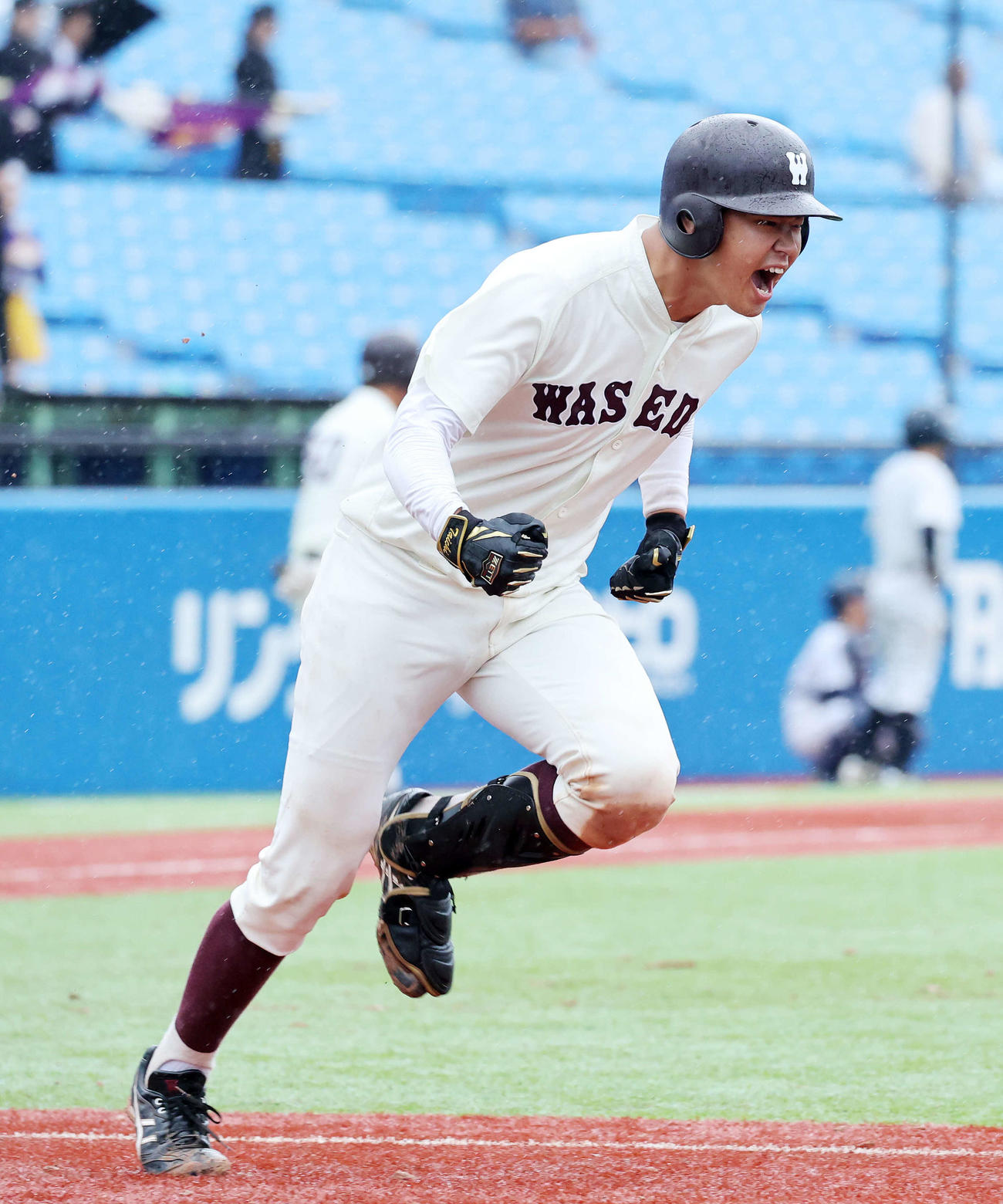 立大対早大　8回裏早大1死二、三塁、印出は左越え適時二塁打を放ちガッツポーズで雄たけびを上げる（撮影・鈴木正人）