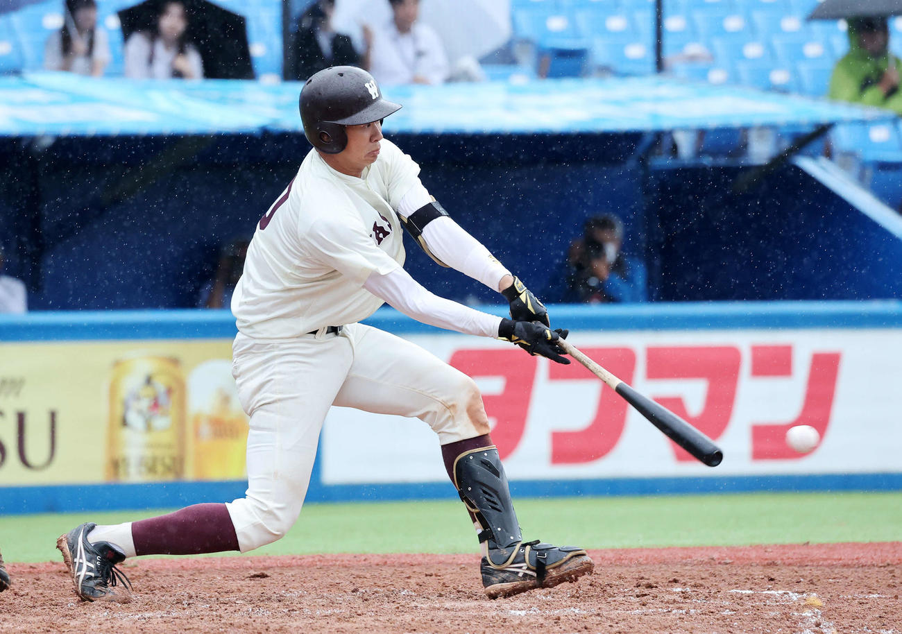 立大対早大　8回裏早大1死二、三塁、印出は左越え適時二塁打を放つ（撮影・鈴木正人）