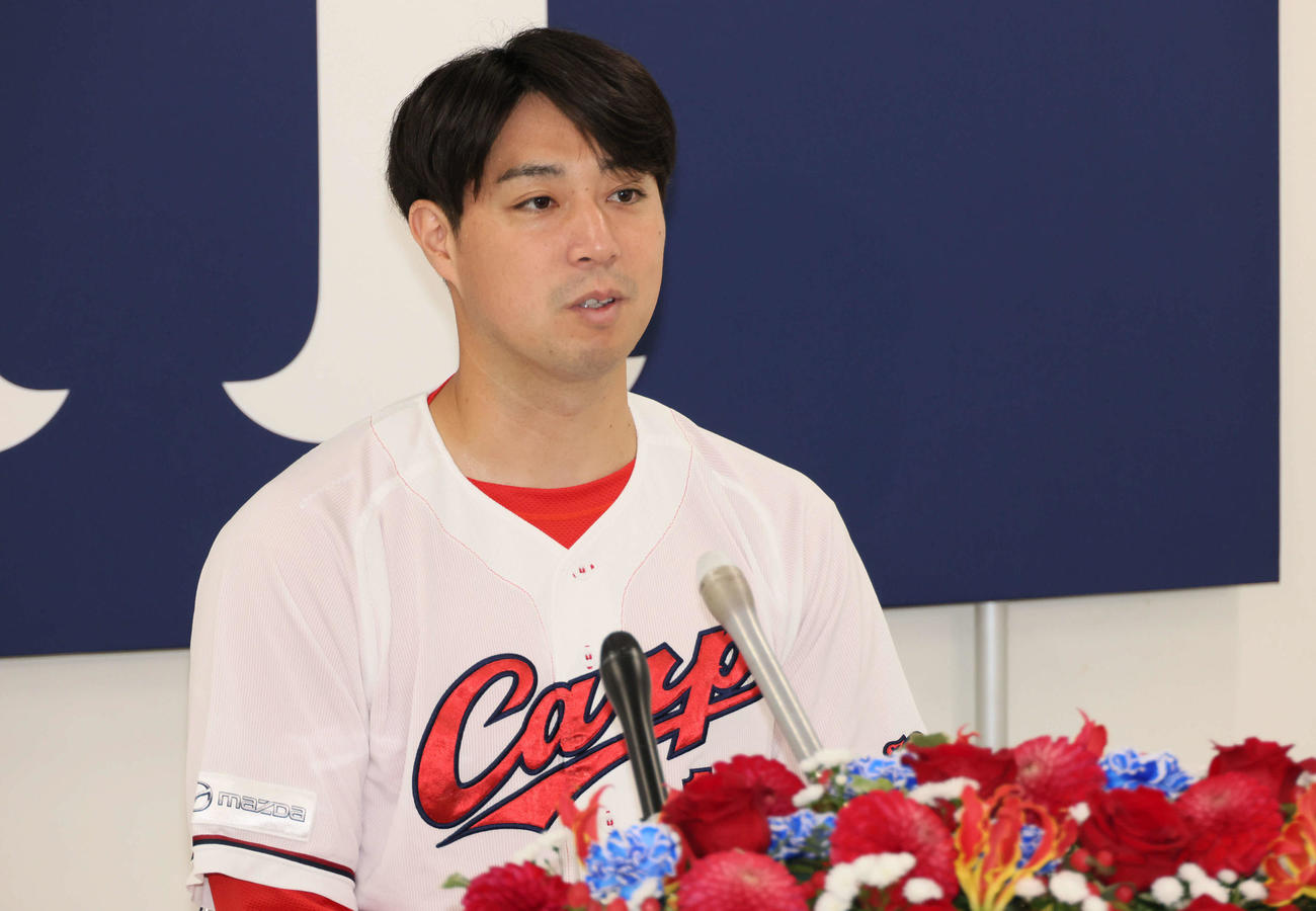 引退会見を行う広島野村（撮影・加藤孝規）