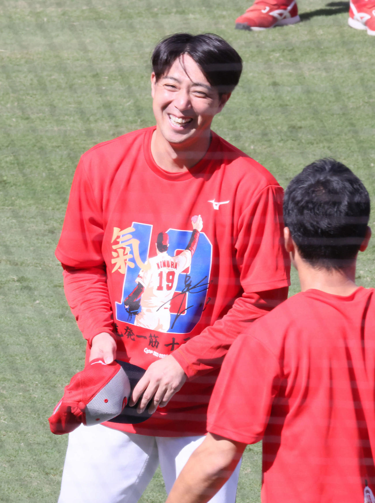 引退会見後、グラウンドでチームメートと同じTシャツ姿になった広島野村（撮影・加藤孝規）