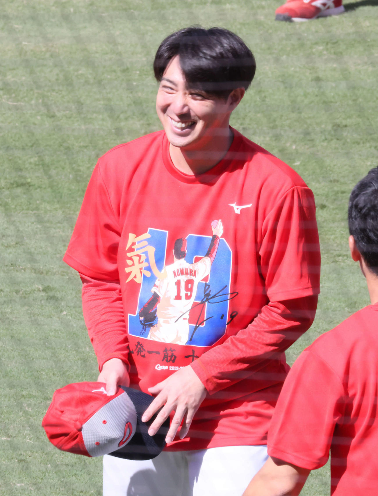 引退会見後、グラウンドでチームメートと同じTシャツ姿になった広島野村（撮影・加藤孝規）