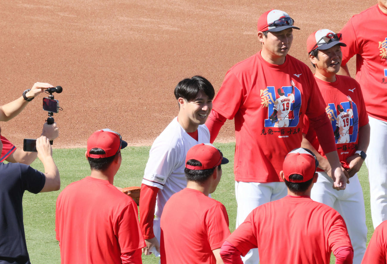引退会見後、グラウンドでチームメートに報告する広島野村（中央）。右から2人目は新井監督（撮影・加藤孝規）