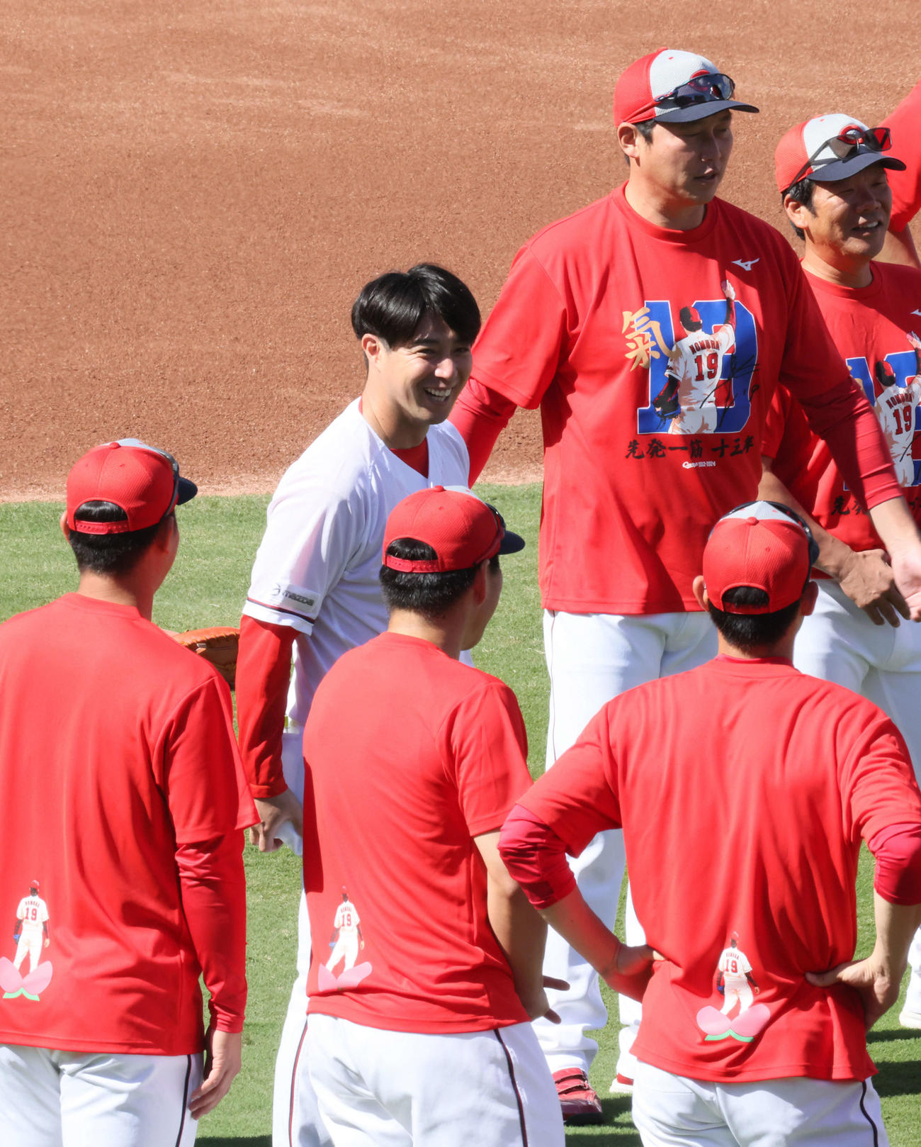 引退会見後、グラウンドでチームメートに報告する広島野村（中央）。右から2人目は新井監督（撮影・加藤孝規）