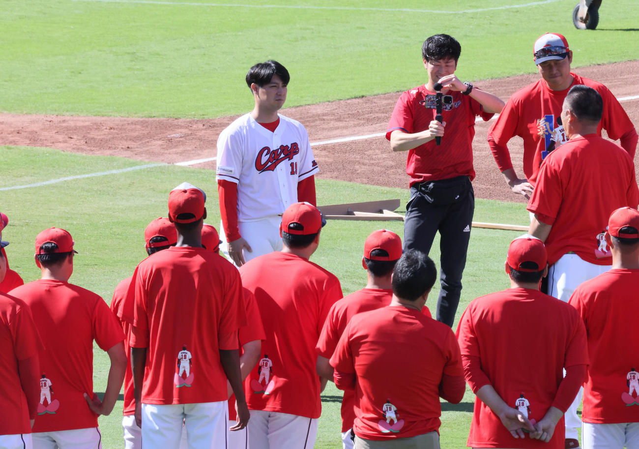 引退会見後、グラウンドでチームメートに報告する広島野村（中央）。右から2人目は新井監督（撮影・加藤孝規）