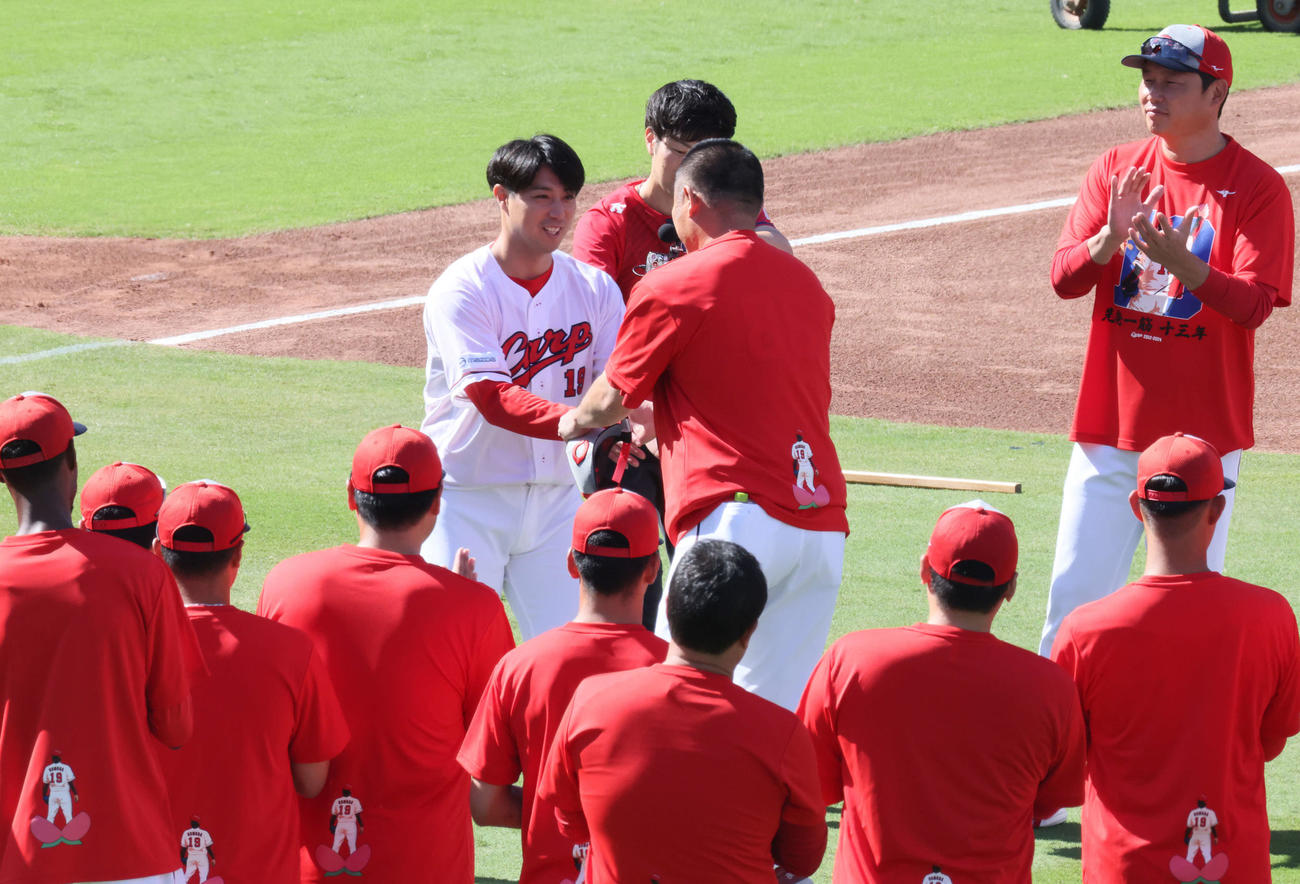 引退会見後、グラウンドでチームメートに報告した広島野村（中央）は菊地原投手コーチと握手。右は新井監督（撮影・加藤孝規）