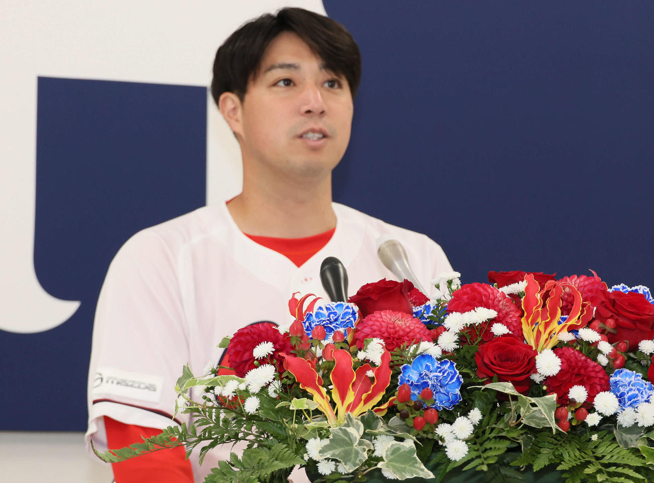 引退会見を行う広島野村（撮影・加藤孝規）