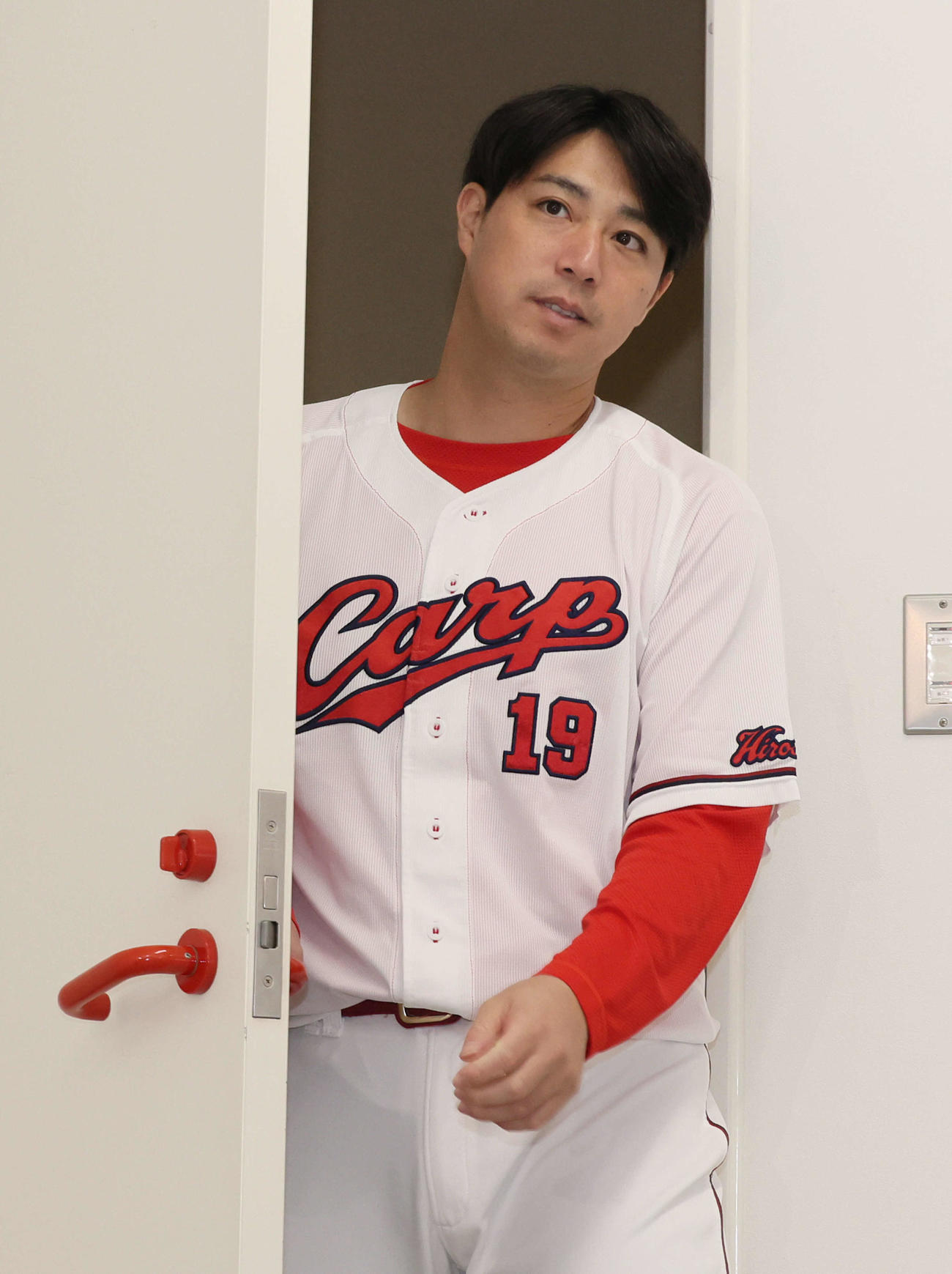 引退会見にのぞむ広島野村（撮影・加藤孝規）