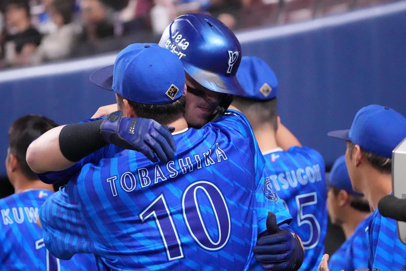 中日対DeNA 1回表DeNA1死一塁、中前打を放ちナインとハグをするオースティン（撮影・森本幸一）