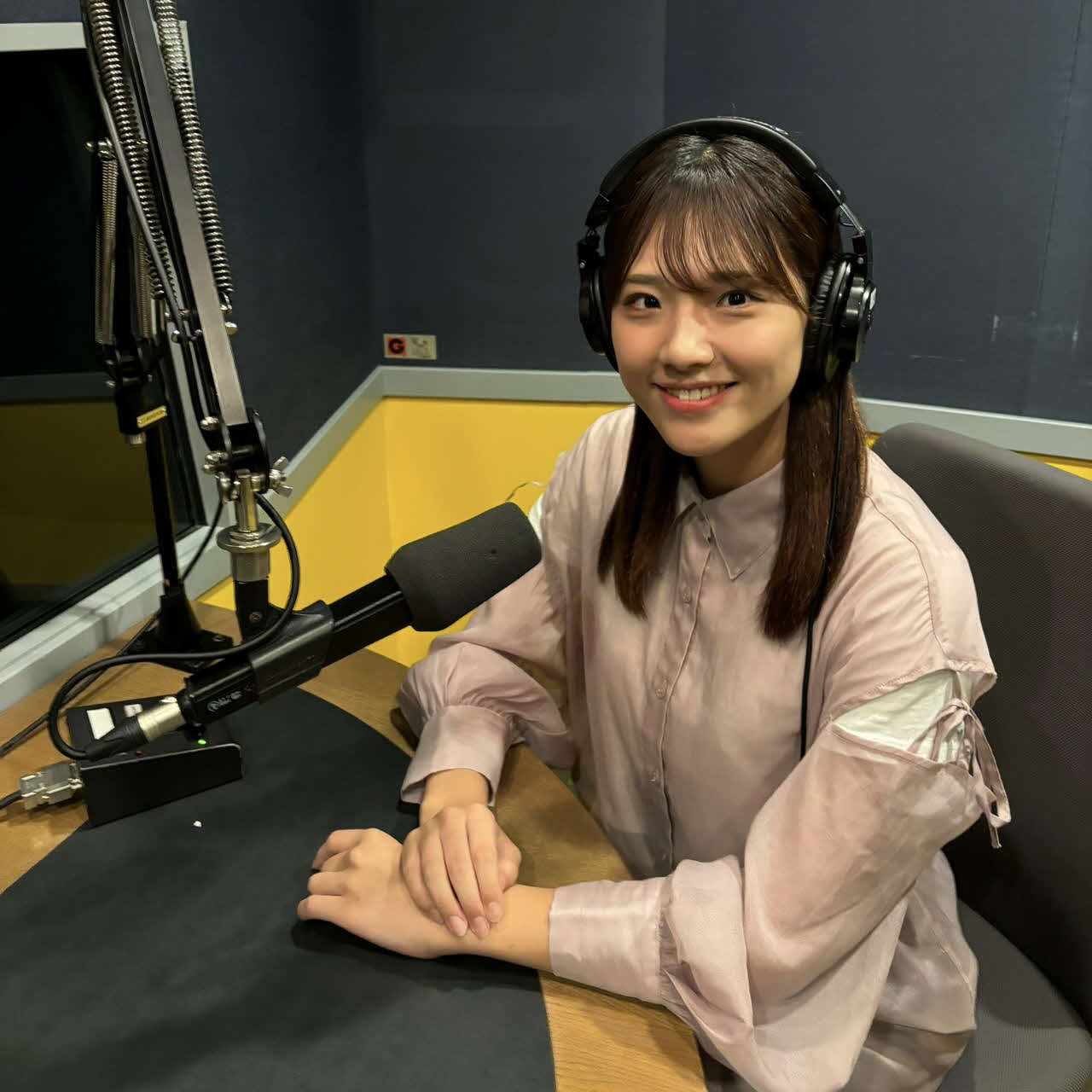 ラジオ収録に臨む工藤彩音
