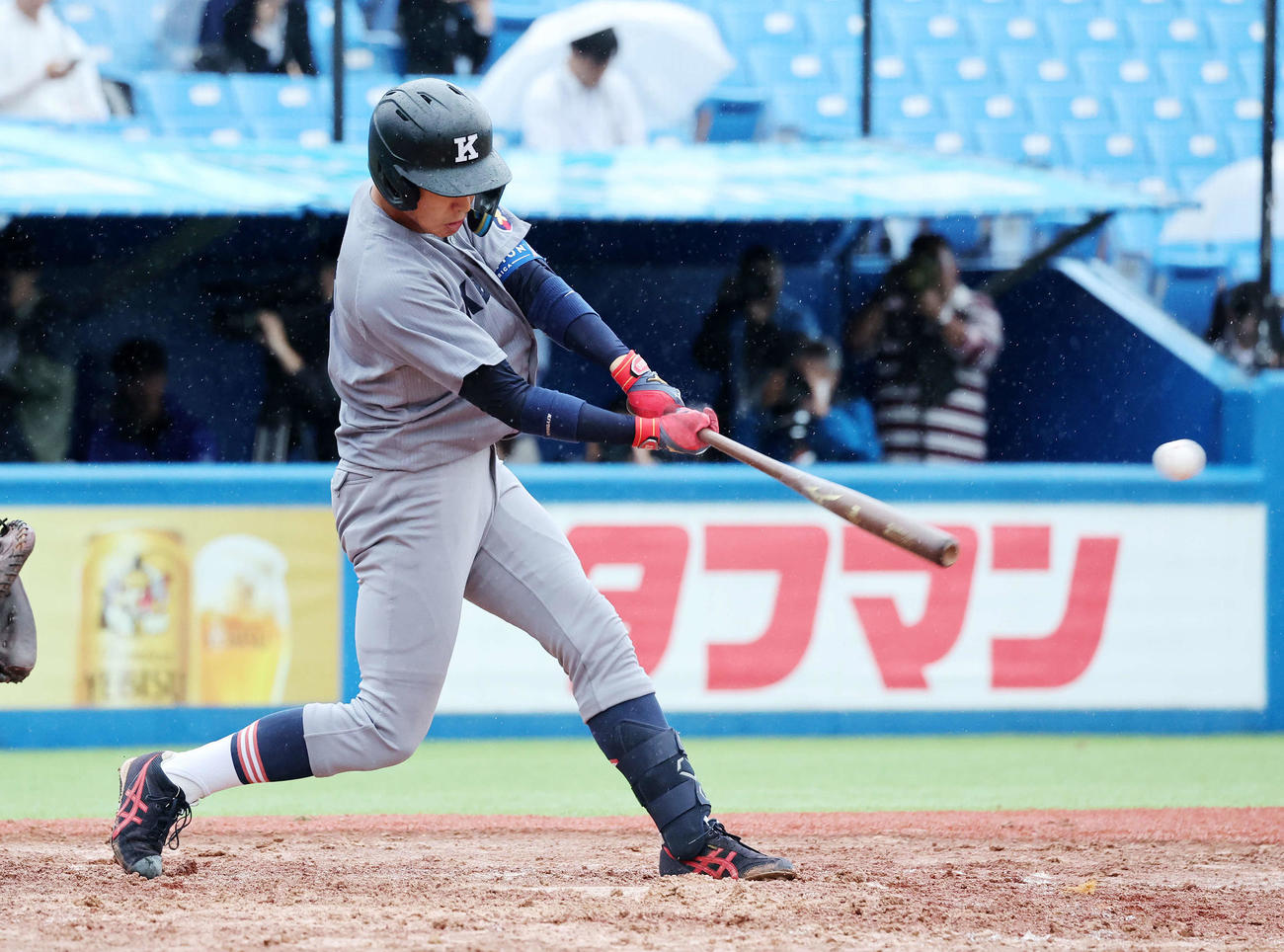 東大対慶大　3回裏慶大無死満塁、清原は中前適時打を放つ（撮影・鈴木正人）
