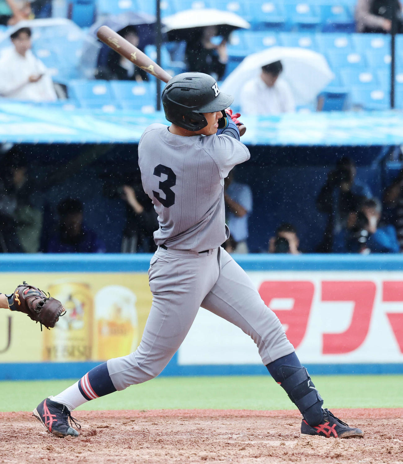 東大対慶大　3回裏慶大無死満塁、清原は中前適時打を放つ（撮影・鈴木正人）