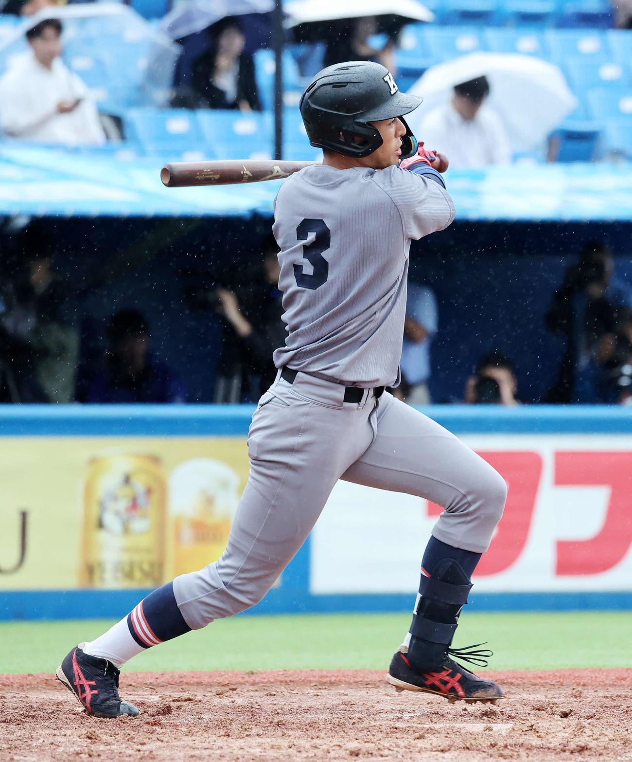 東大対慶大　3回裏慶大無死満塁、清原は中前適時打を放つ（撮影・鈴木正人）