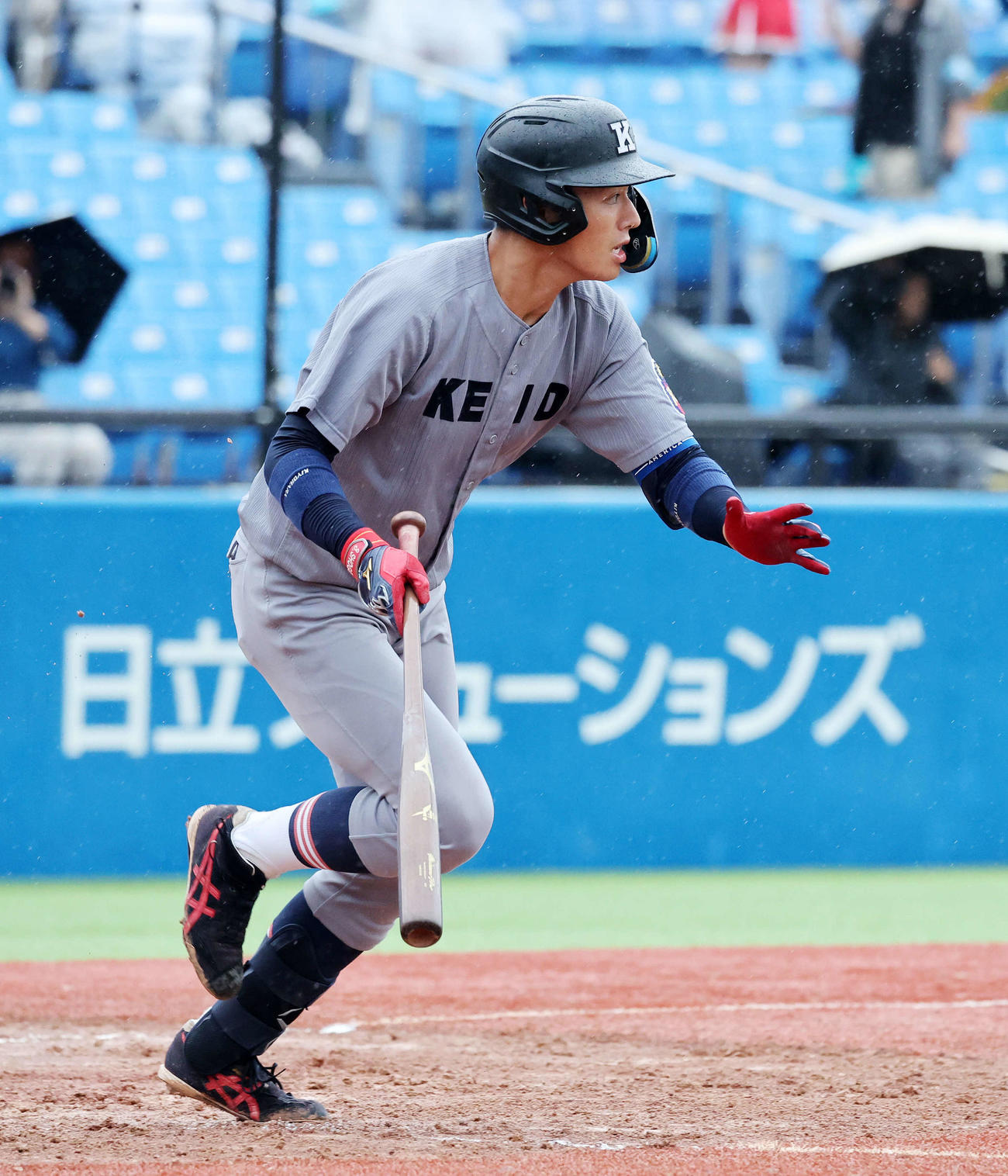 東大対慶大　3回裏慶大無死満塁、清原は中前適時打を放つ（撮影・鈴木正人）