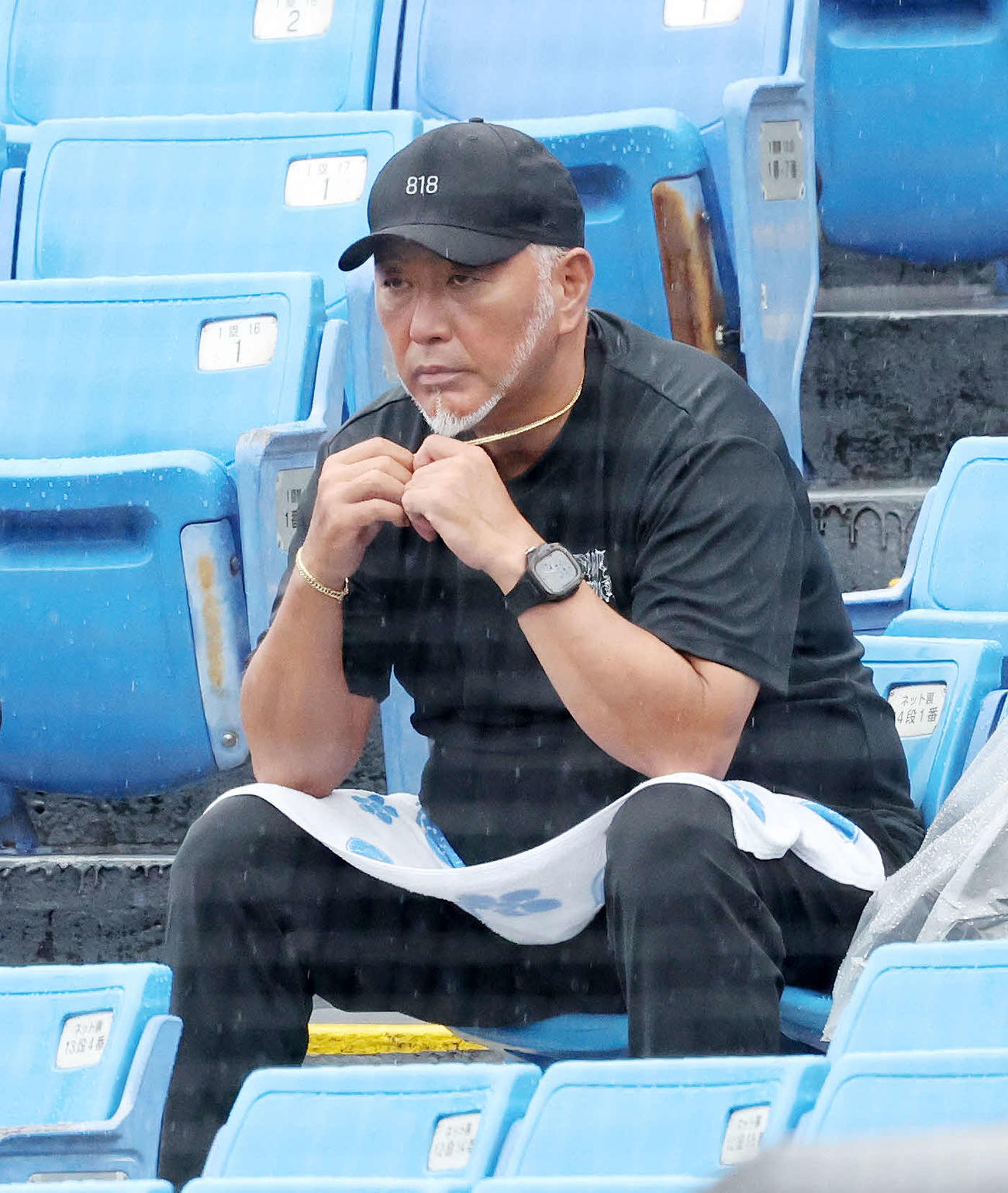 東大対慶大　試合観戦する清原氏（撮影・鈴木正人）