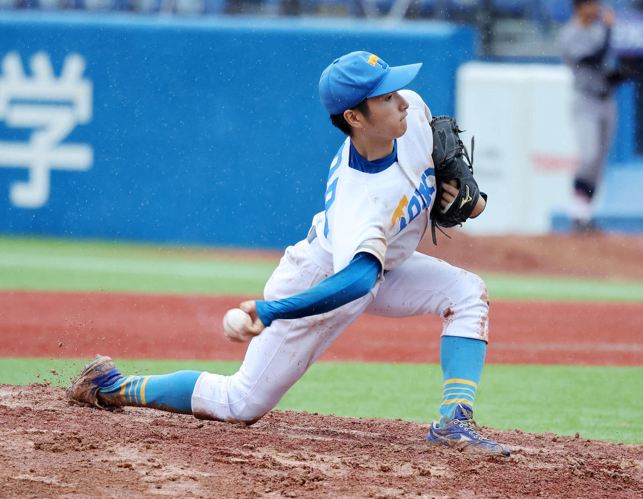 東大対慶大　力投する東大先発の渡辺（撮影・鈴木正人）