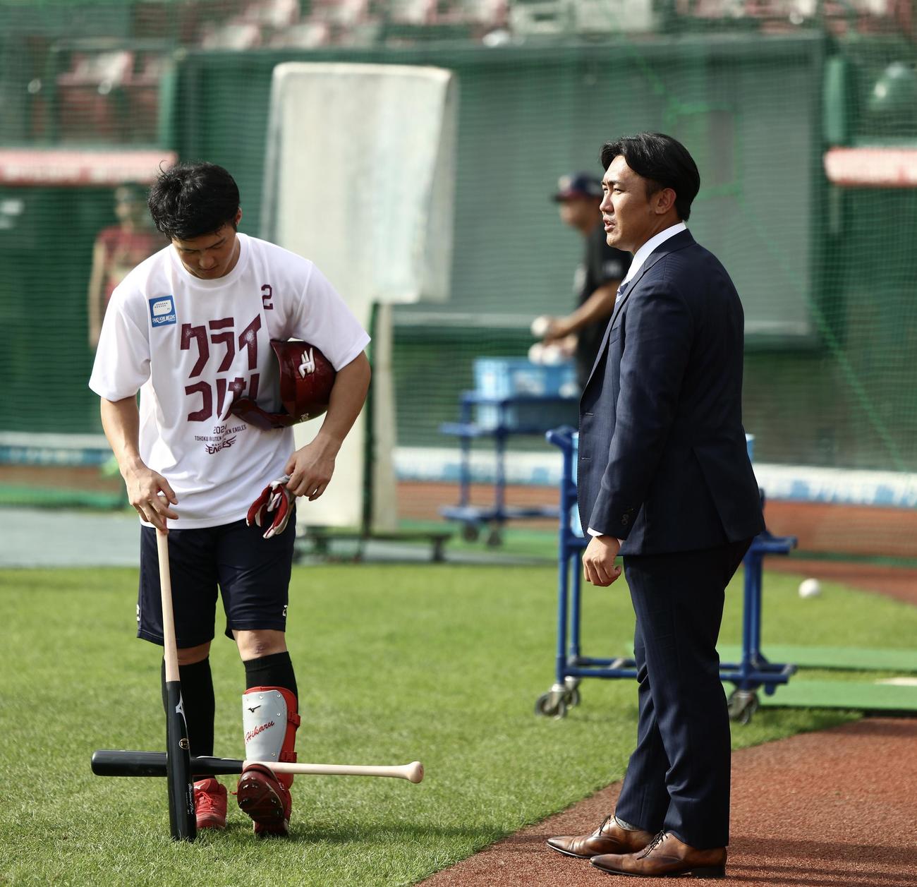 楽天対日本ハム　試合前、楽天太田（左）らナインにあいさつする吉川（撮影・河田真司）